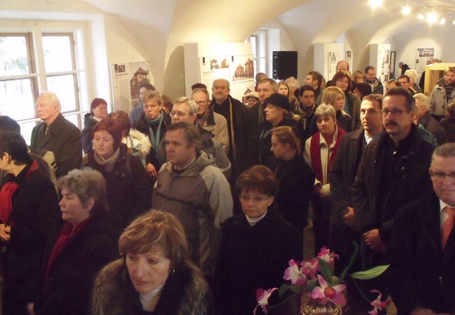 08-navstevnici vernisaze zaplnili celou galerii.jpg